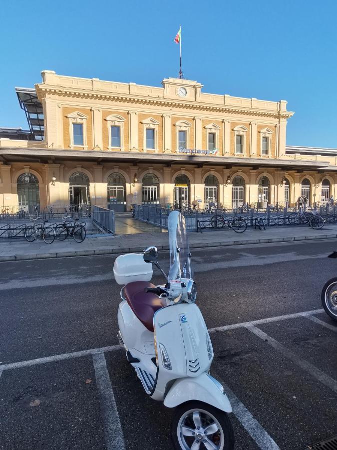 Parma Express Traveller'S Lodging Front Station Fs Parking Exterior foto